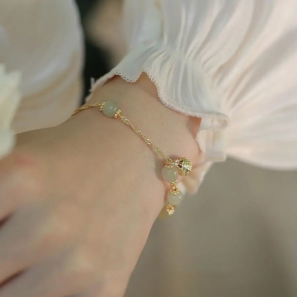 Exquisite Adjustable 18k Gold Plated Bell Bangle Bracelet - Picture 8 of 9